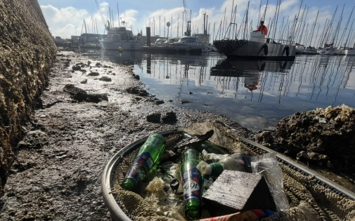 Les opérations de propreté sur le port de Saint-Malo