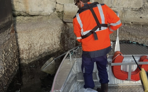 Les opérations de propreté sur le port de Saint-Malo