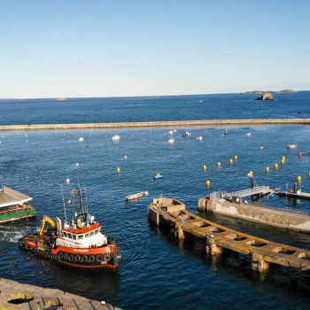 Arrivée du nouveau pont de Saint-Malo par la mer