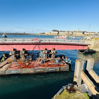 Modernisation du terminal ferry du Naye : la passerelle 1 demantelée