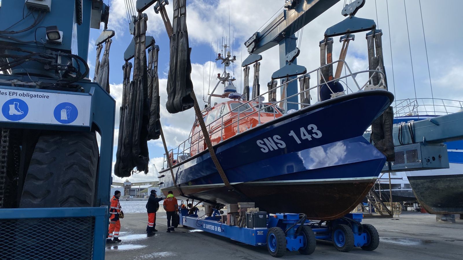 Grues et élévateur à bateau