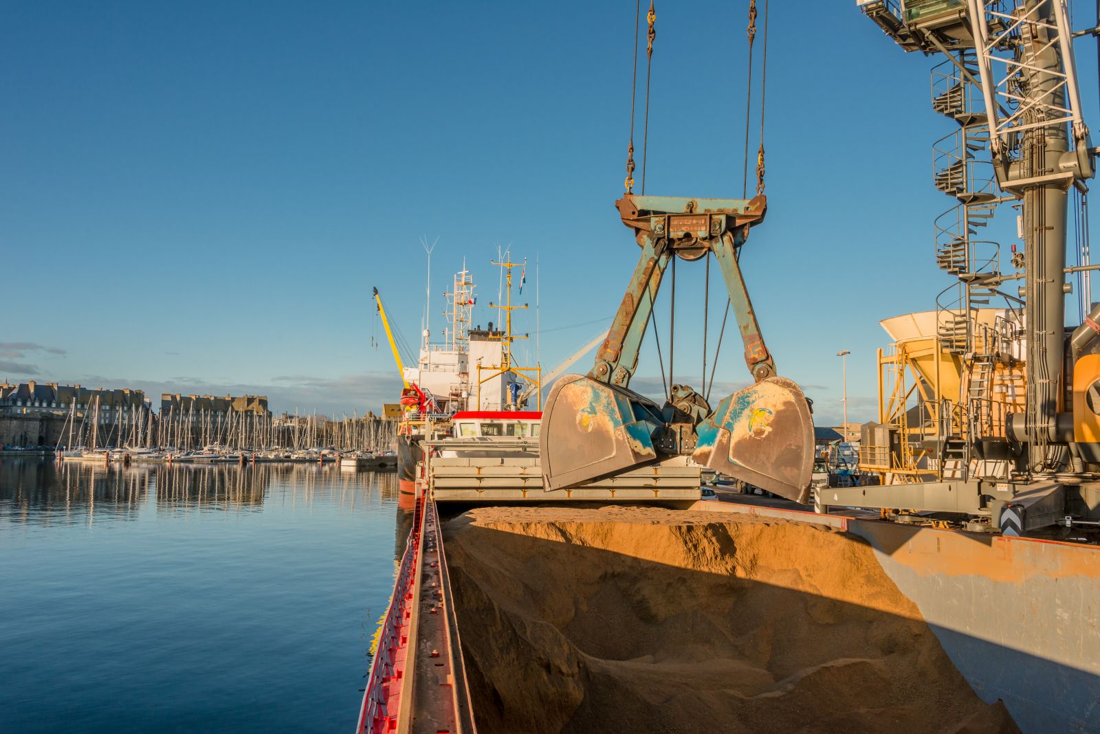 Grues et élévateur à bateau